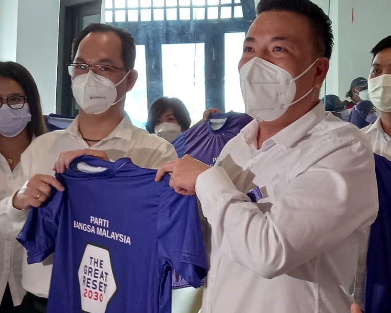 Penang Parti Bangsa Malaysia chairman Alan Oh (left) expresses the party’s confidence in taking over the state government in the next general election. – The Vibes pic, January 31, 2022