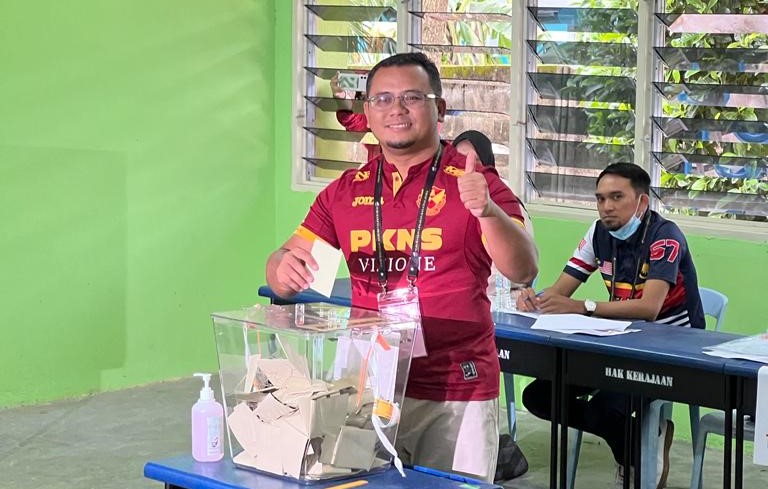 Selangor Mentri Besar Datuk Seri Amirudin Shari, contesting in Gombak, casts his ballot at SJKC Selayang Baru. –Social media pic, November 19, 2022