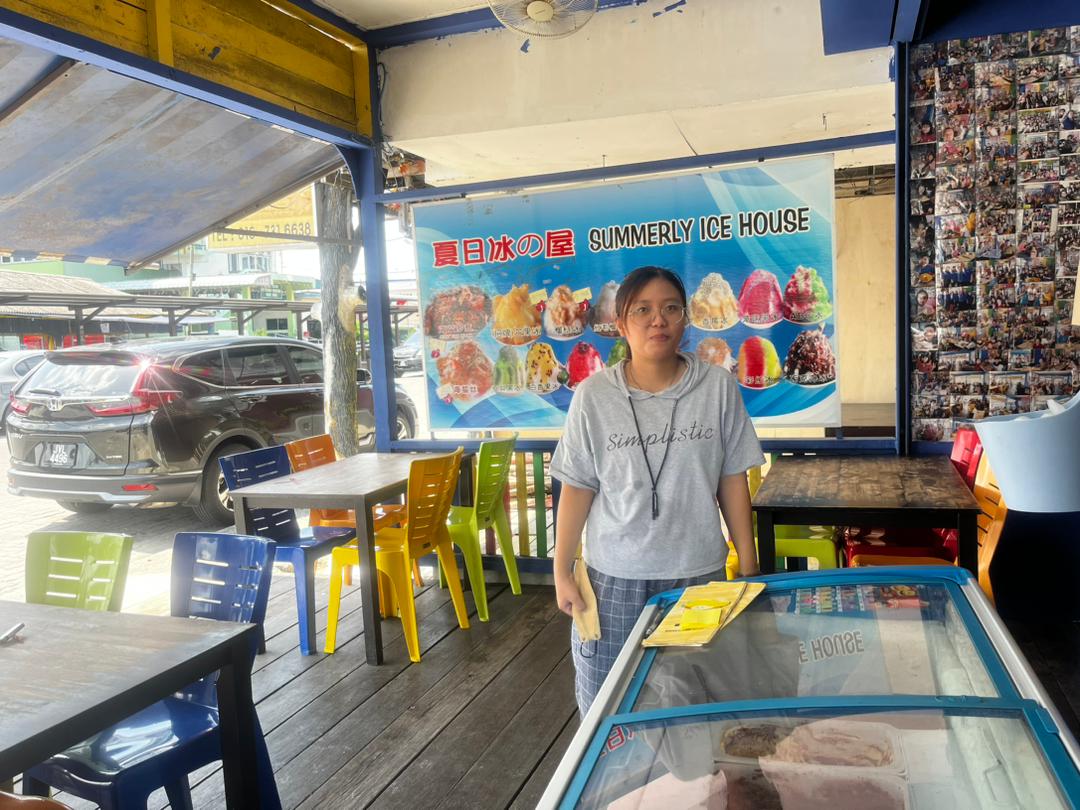 Ang Kok Haw, 20, looks forward to being reunited with her ex-schoolmates who left town for work or to further their studies at the tertiary level. – IKHWAN ZULKAFLEE/The Vibes pic, January 20, 2023