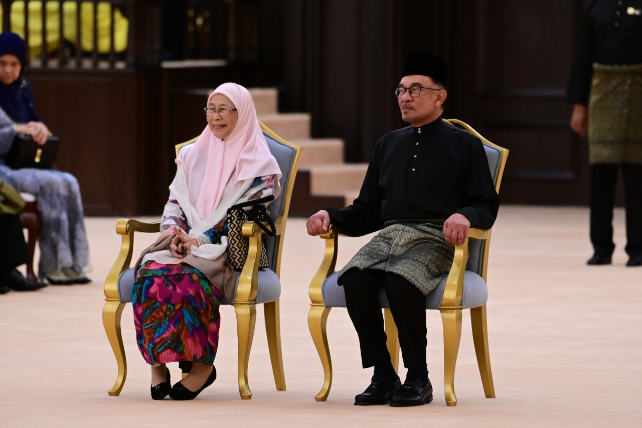 Prime Minister Datuk Seri Anwar Ibrahim and his wife, Bandar Tun Razak MP Datuk Seri Wan Azizah Wan Ismail, witness the swearing-in ceremony of the newly-appointed cabinet members at the Istana Negara today. – Malaysia Information Department pic, December 3, 2022