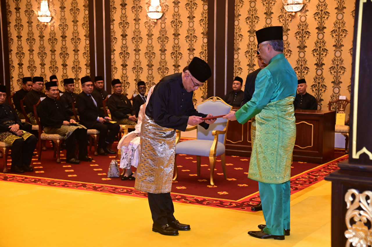 Datuk Seri Anwar Ibrahim (left) has been officially sworn in as Malaysia’s 10th prime minister today. – Malaysia Information Department pic, November 24, 2022