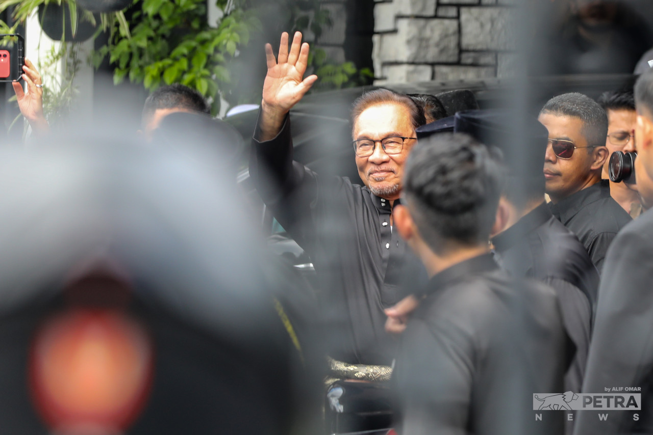 Datuk Seri Anwar Ibrahim waves to his supporters as he leaves the Sg Long residence en route to the palace. – ALIF OMAR/The Vibes pic, November 24, 2022