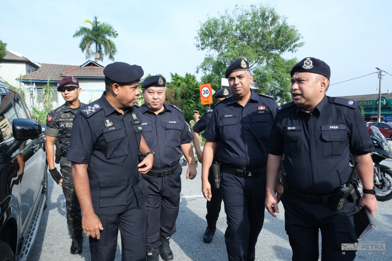 Deputy Inspector-General of Police Datuk Seri Ayob Khan Mydin Pitchay visits the voting centre at SMK Seri Keramat. – SALWA FARHANA ISMAIL/The Vibes pic, August 12, 2023