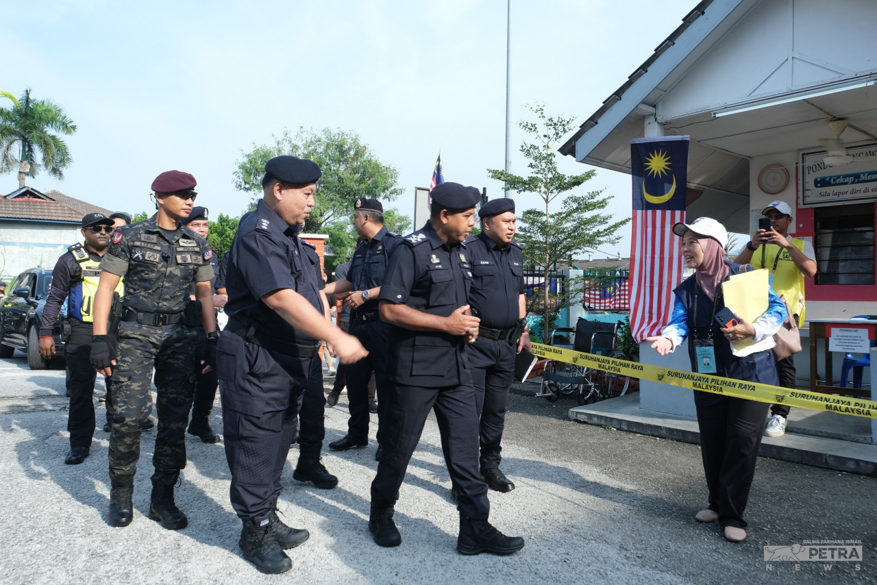 Deputy IGP Datuk Seri Ayob Khan Mydin Pitchay and police officers at the SMK Sri Keramat polling centre. – SALWA FARHANA ISMAIL/The Vibes pic, August 12, 2023