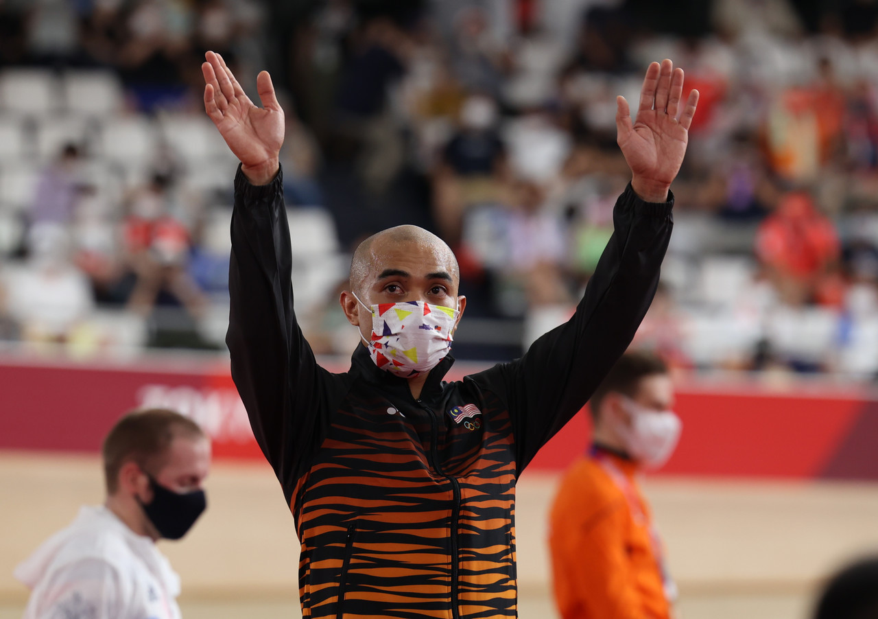 National track cyclist Datuk Mohd Azizulhasni Awang (pictured above) thanked the supporters and Malaysians during the 2020 Tokyo Olympic men’s keirin medal presentation ceremony at Izu Velodrome, Shizuoka. – Bernama pic, November 13, 2021