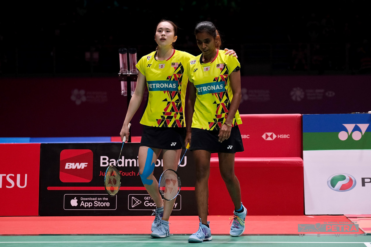 National women’s doubles Pearly Tan-M. Thinaah went down to top seeds Chen Qing Chen-Jia Yi Fan of China in straight sets 21-10, 21-9 at the Malaysia Masters semi-finals today. – ABDUL RAZAK LATIF/The Vibes pic, July 9, 2022