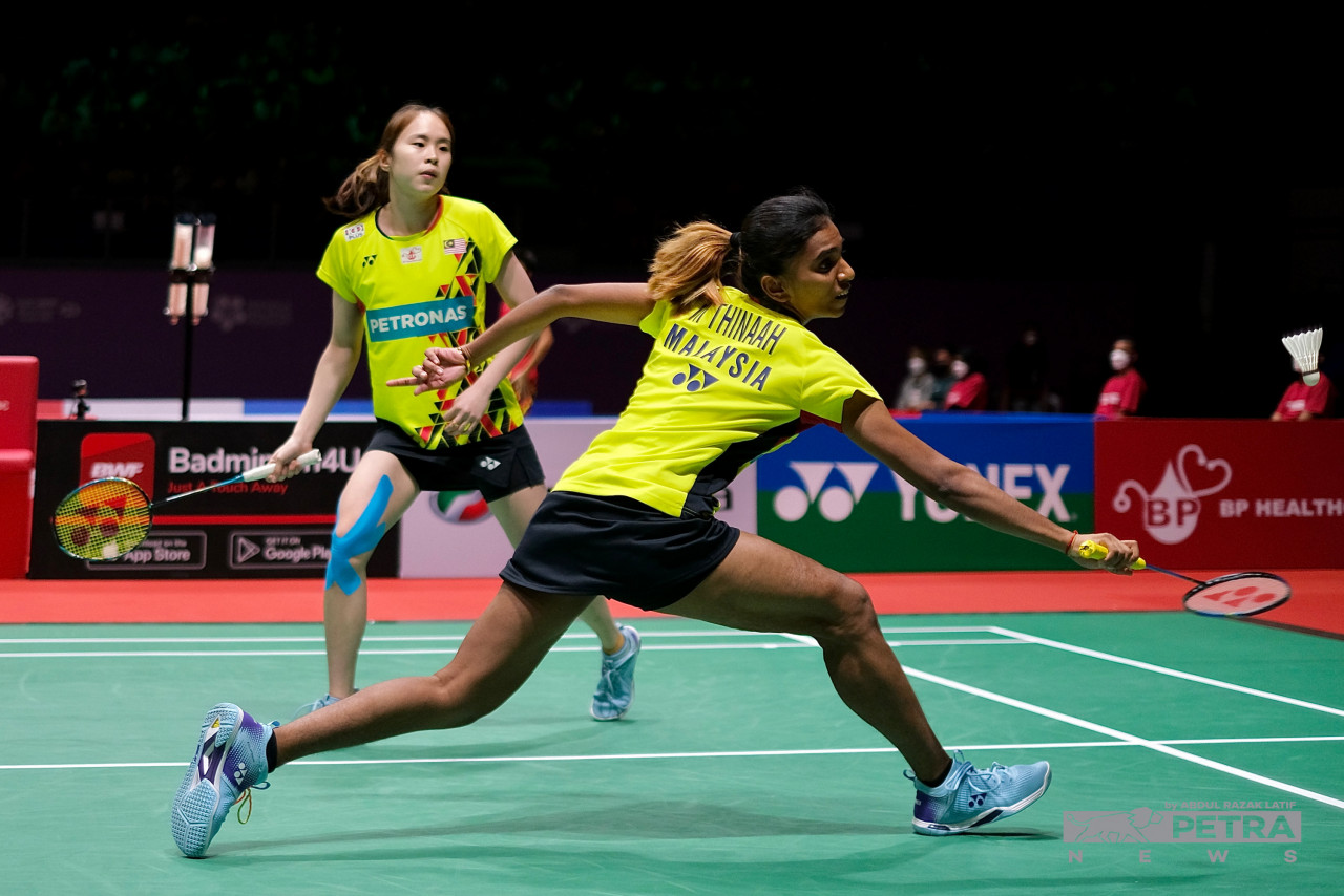 Roslin Hashim commends women’s doubles pair Pearly Tan (back) and M. Thinaah (front) for their fighting spirit even when facing defeat. – ABDUL RAZAK LATIF/The Vibes file pic, January 30, 2023
