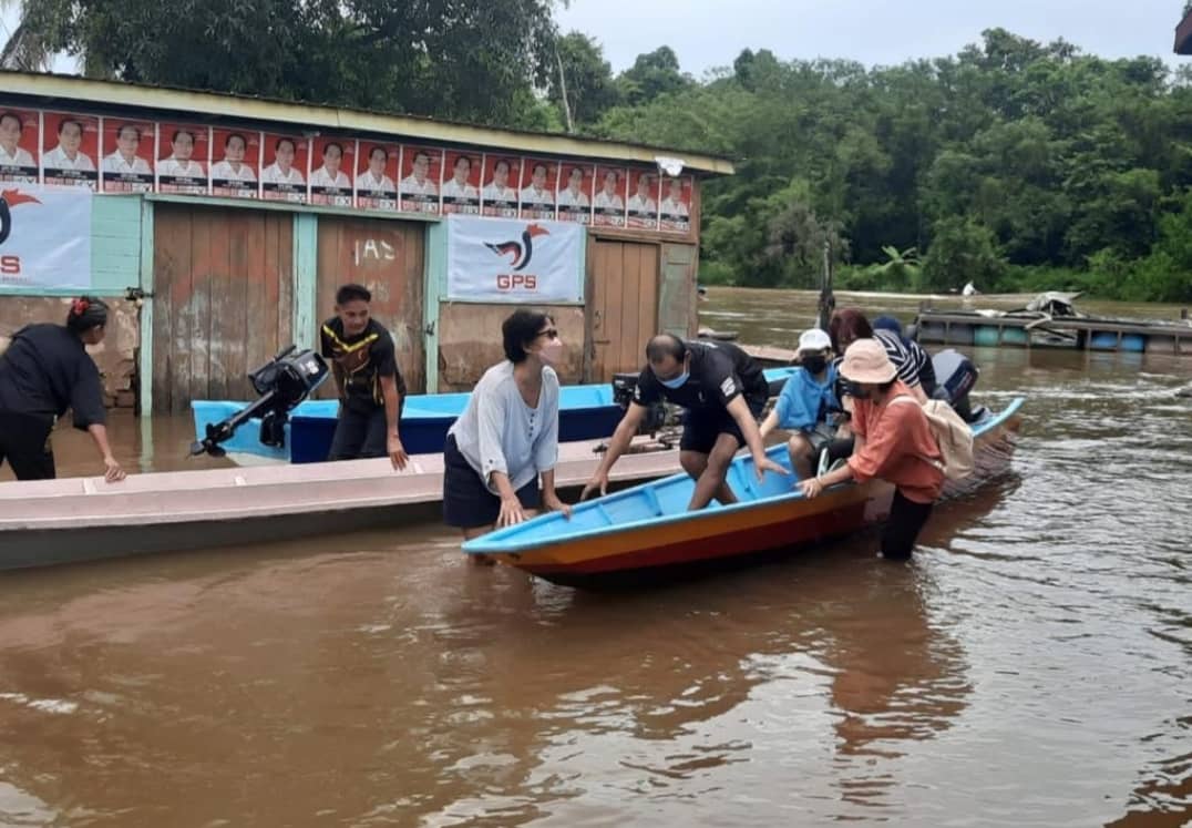 Polling stations in many parts of Baram are flooded forcing voters to use boats to cast their ballots. – Social media pic, November 19, 2022