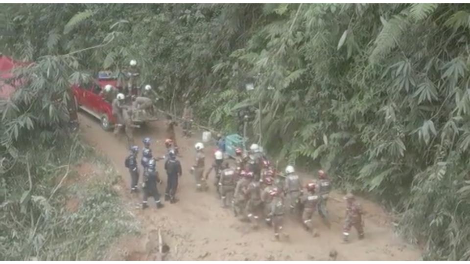 Authorities have reportedly pulled out two more bodies from the Batang Kali landslide rubble at around 1.20pm. – Screen grab pic, December 17, 2022