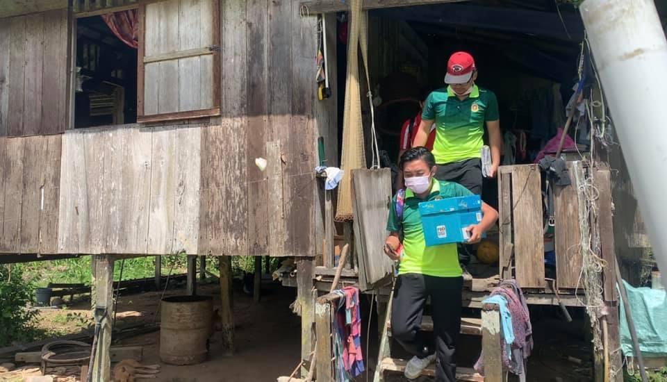 Education workers bring boxes of notes to students in rural areas without internet access. – The Vibes pic, July 23, 2021