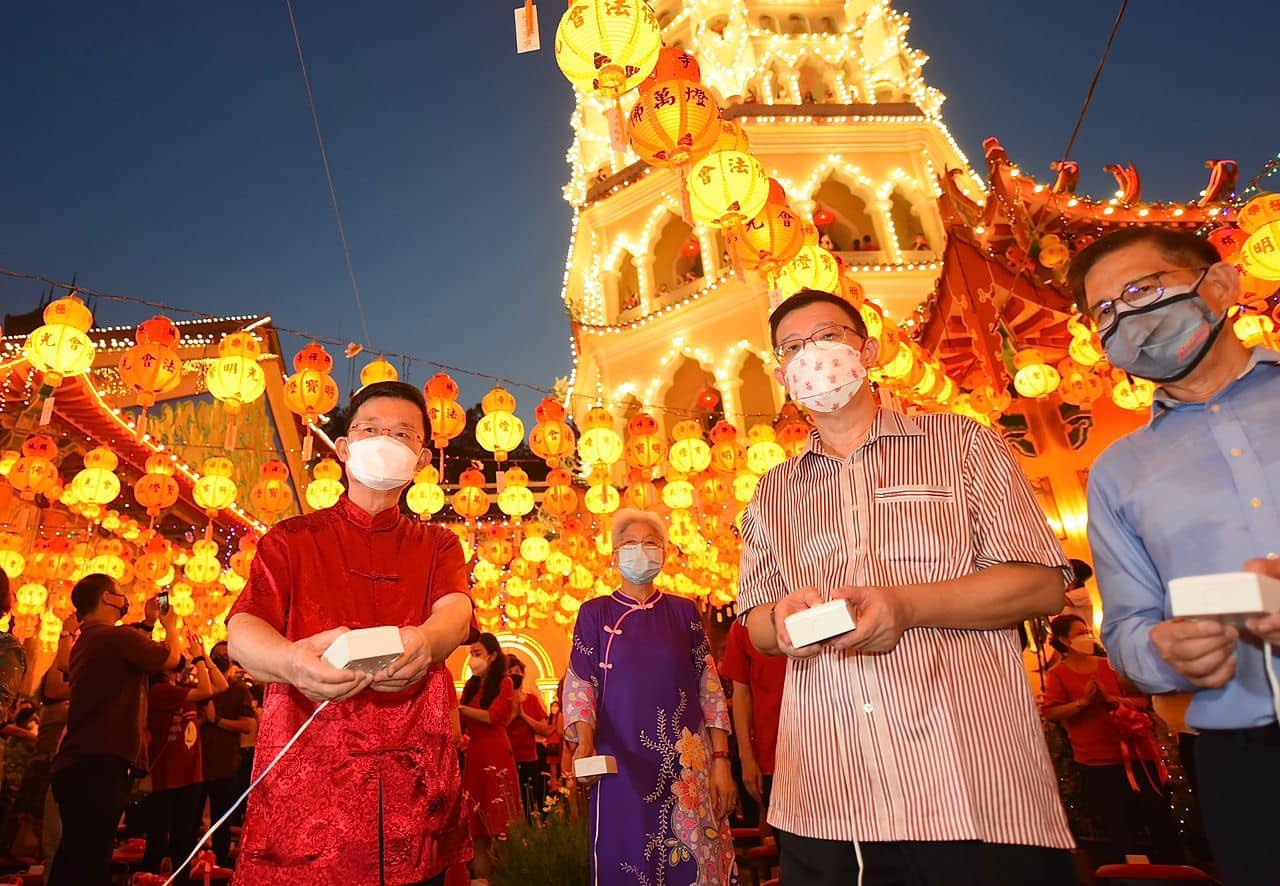 Penang Chief Minister Chow Kon Yeow (left) at the Kek Lok Si Temple, which has been decorated with colourful lights ahead of the Chinese New Year celebrations, with his predecessor and former finance minister Lim Guan Eng. – Pic courtesy of Buletin Mutiara, January 29, 2022