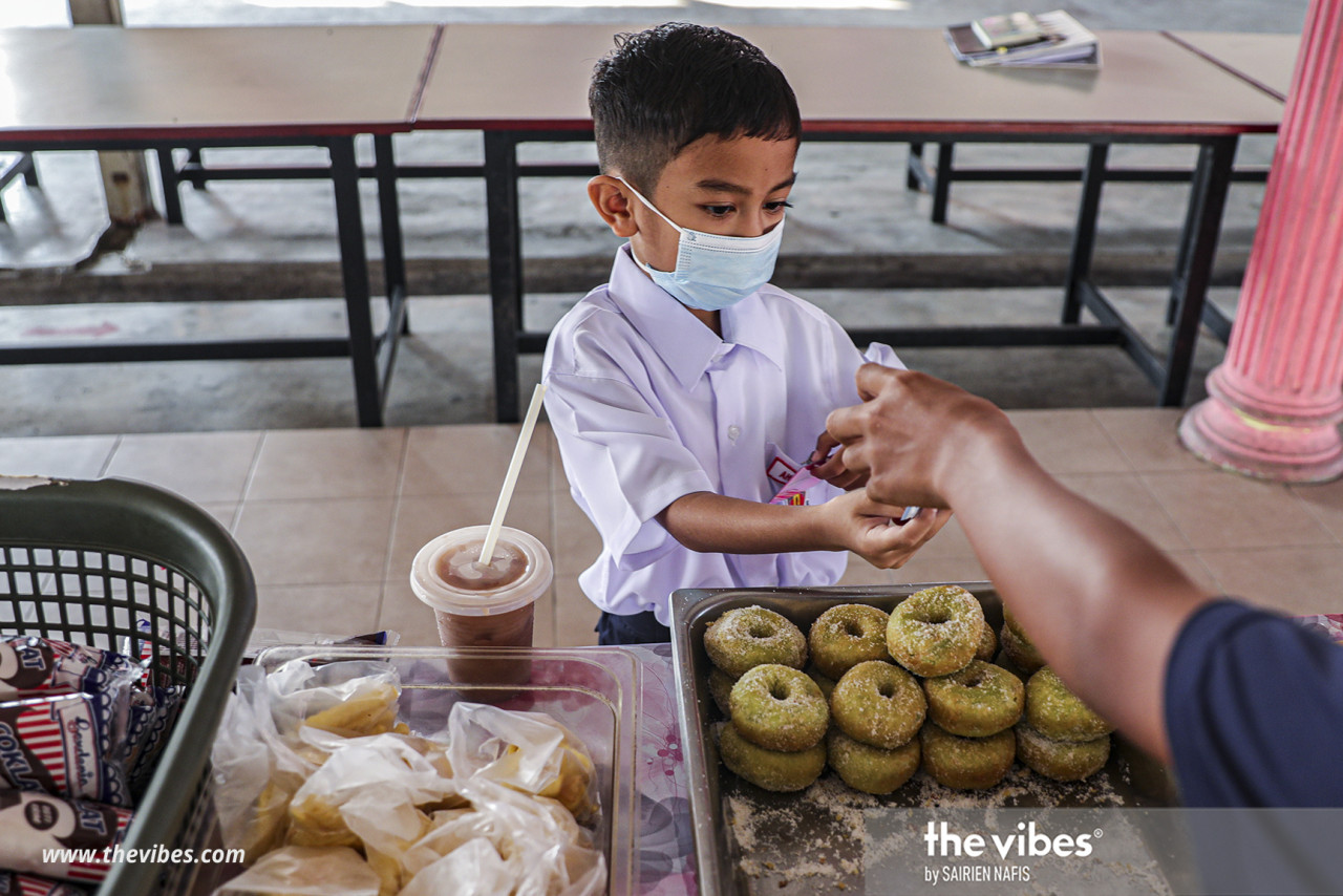 A pupil buying snacks at a school canteen on the first day face-to-face lessons this year. – SAIRIEN NAFIS/The Vibes pic, March 1, 2021 