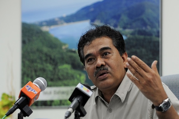 PBAPP chief executive officer Datuk Jaseni Maidinsa ensures the public that Air Itam and the state of Penang have enough water supply until 2030. – Bernama pic, April 12, 2022