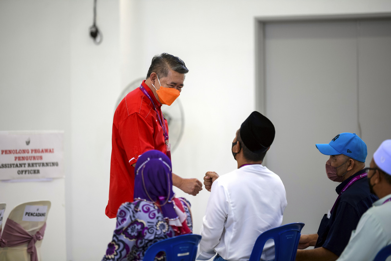Pakatan Harapan candidate and incumbent for the Simpang Jeram seat, Datuk Seri Salahuddin Ayub from Amanah, greeting fellow candidate during the nomination earlier. – Bernama pic, February 26, 2022