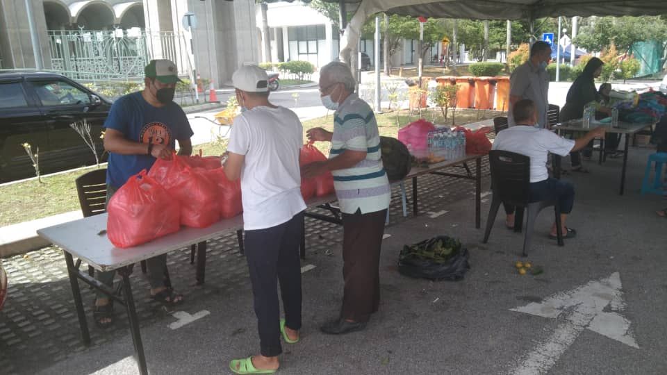 Resident Kak Rose told The Vibes for the past three days, no one came to their rescue, other than an NGO, which came to deliver cooked food. – The Vibes pic, December 21, 2021