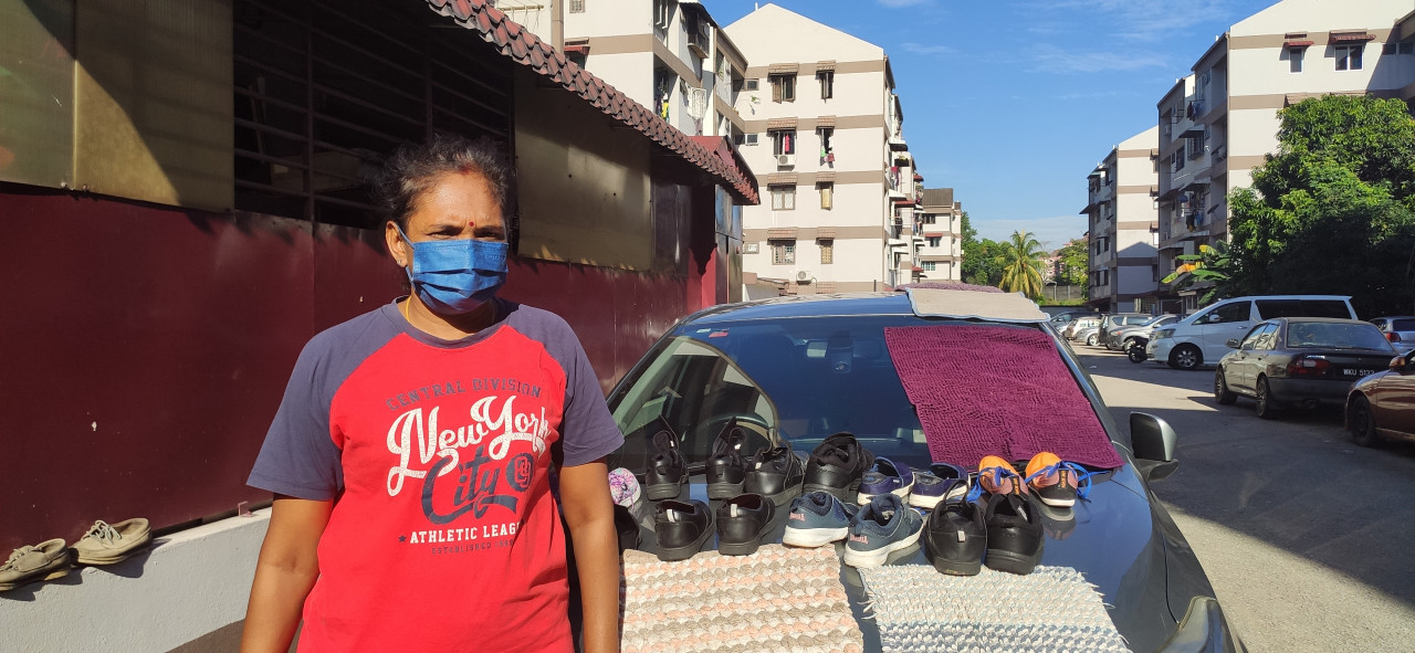 Flood victim Kavitha Selvaraju is disappointed with the lack of assistance from the government, estimating her losses at RM40,000. – ARJUN MOHANKRISHNAN/The Vibes pic, December 21, 2021