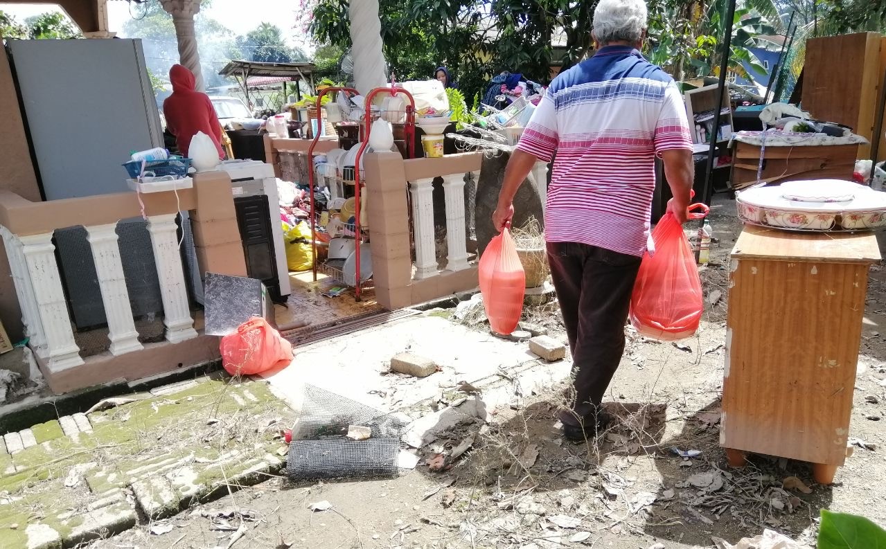 Hanafiah Abu Bakar and and his friends managed to distribute 1,000 packets of cooked food to the flood victims. – Pic courtesy of Hanafiah Abu Bakar, December 23, 2021