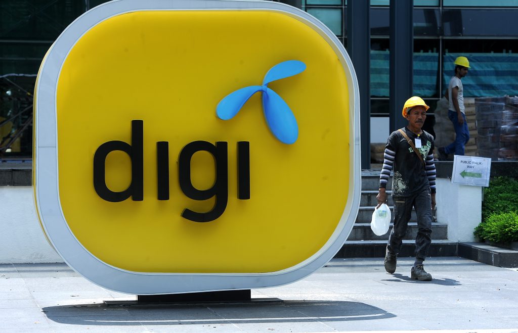 Digi charges between RM45 and RM105 for broadband speeds of between 25GB and 100GB a month, while Celcom’s prices range from RM38 to RM58 a month for speeds up to only 6Mbps. – Bernama pic, December 4, 2021