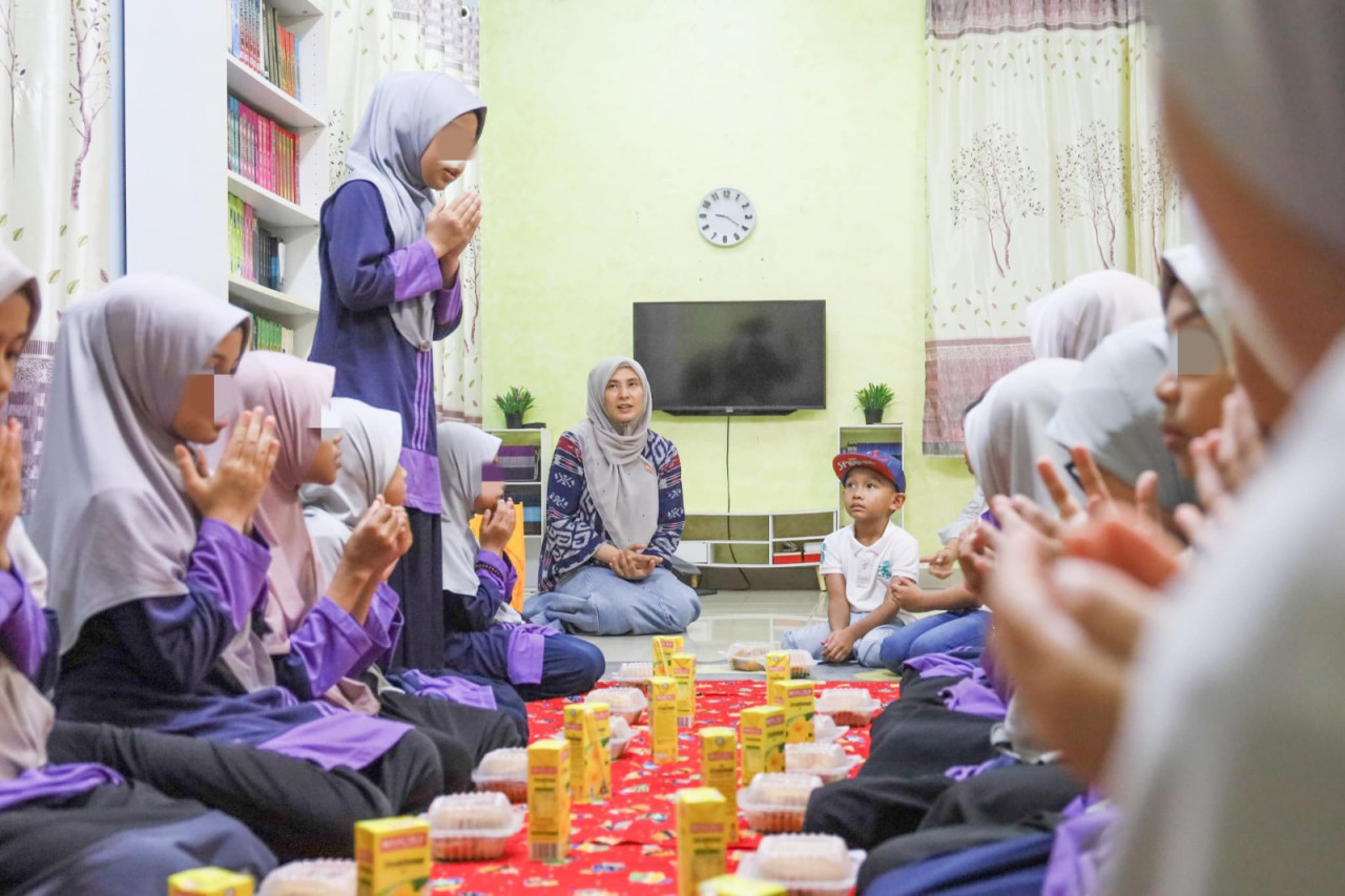 Nurul Izzah Anwar joining children at the Baitus Sakinah Hidayah Orphanage for their burger meal. – Facebook pic, February 20, 2024. 