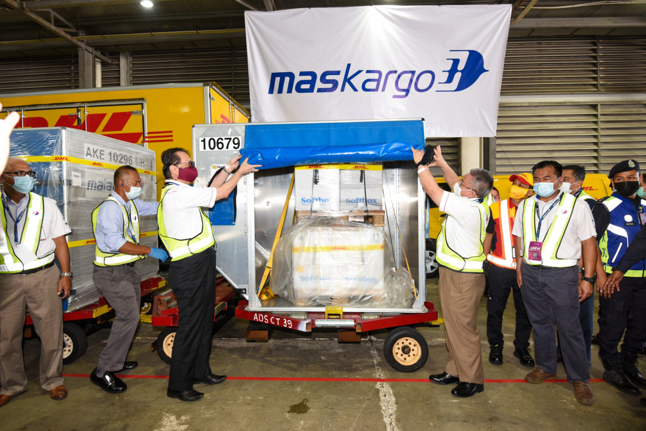 Health Director-General Tan Sri Dr Noor Hisham Abdullah (left) and Health Minister Datuk Seri Dr Adham Baba showing the specially designed thermal shipper packaging securing Malaysia’s shipment of the Pfizer-BioNTech vaccine at KLIA today. – Information Dept pic, February 21, 2021