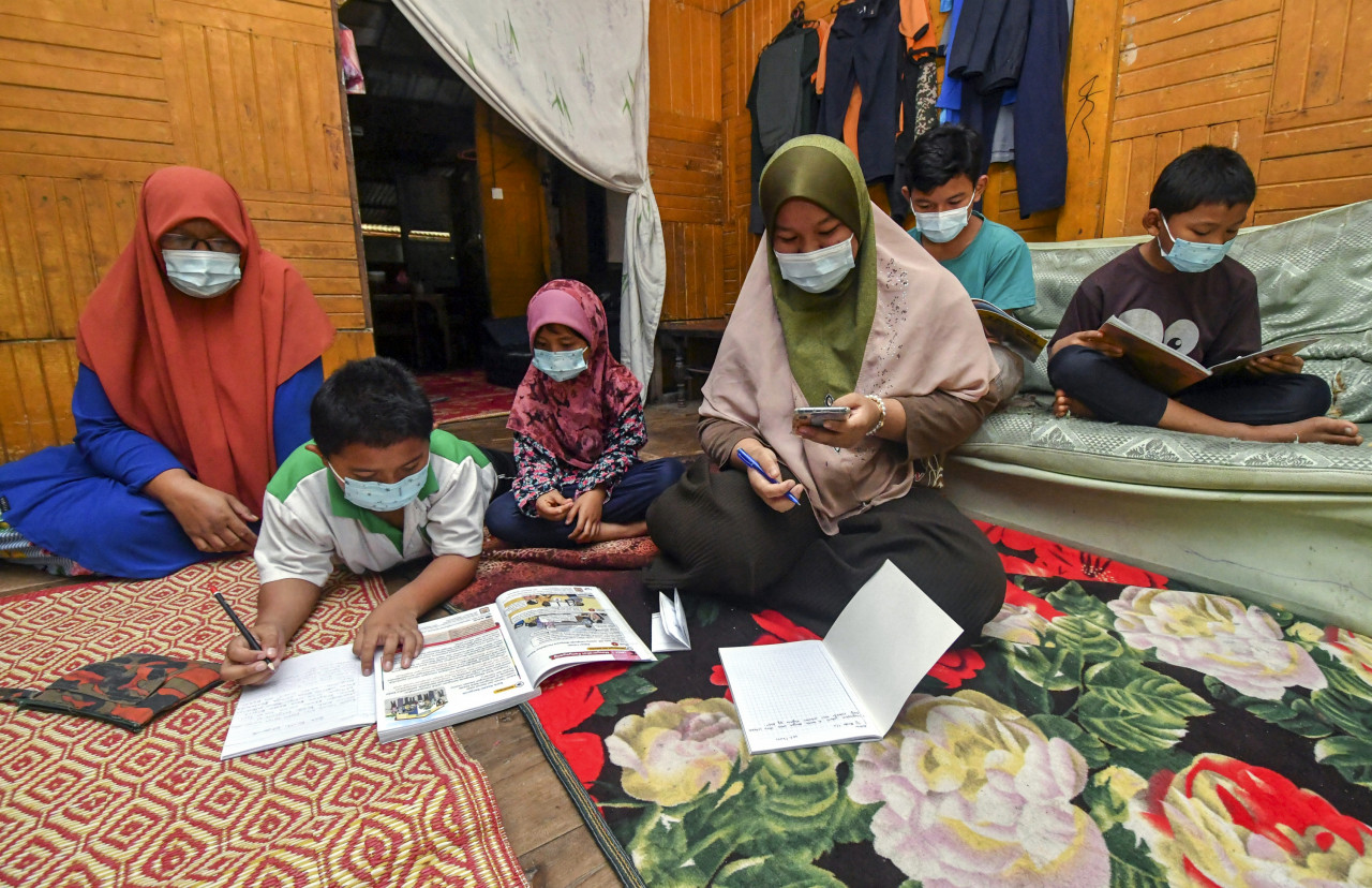 Other suggestions for better outcomes in learning during the Covid-19 pandemic include answering students’ questions via mobile phone, and checking exercises and interacting with parents using an appropriate and effective medium. – File pic, July 11, 2021