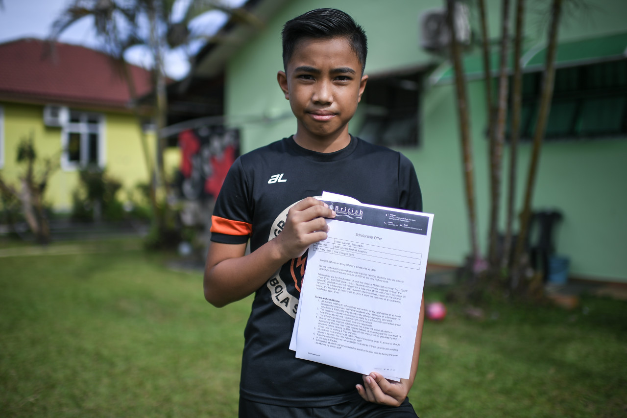 Uzzair Zayyan Naimulddin with the offer letter. - Bernama pic. June 28, 2021