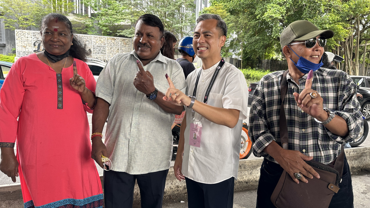 As of 9.57pm, PH incumbent Lembah Pantai MP Fahmi Fadzil (second from right) is leading comfortably with 32,937 votes, while BN's Ramlan Askolani trails with 20,561 ballots. – LANCELOT THESEIRA/The Vibes pic, November 19, 2022