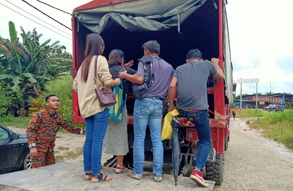 The Fire and Rescue Department transporting voters to the SK Rancangan Belia voting centre in Sook, in the Pensiangan parliamentary constituency. – Fire and Rescue Department pic, November 19, 2022