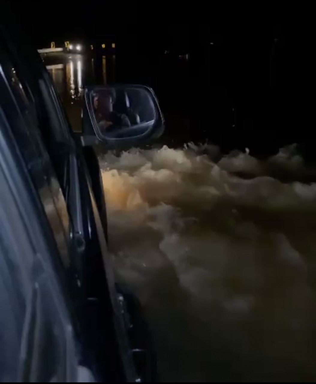 A group of social media influencers and young executives took upon themselves to drive through the muddy roads to bring much-needed food and basic necessities to the villagers in Kg Bestari Jaya who are in dire need of help. – Pic courtesy of Ezrynn Eddy, December 24, 2021 