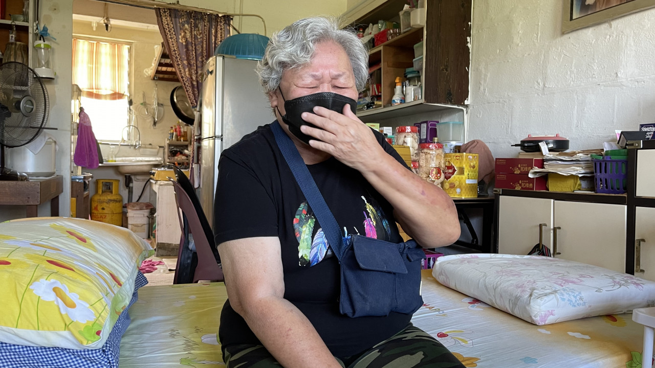 Staying alone in her Tg Aru flat unit, Chung Nyuk Fung says even though she had signed the eviction order on January 7, LPPB has yet to hand her the keys or documentation for her new unit. – JASON SANTOS/The Vibes pic, January 29, 2022