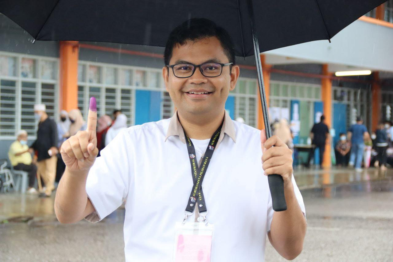 Pakatan Harapan’s candidate for the Johor Baru seat Akmal Nasrullah Mohd Nasir at SJKC Foon Yew 3 in Larkin. – @Akmal Nasir Facebook pic, November 19, 2022