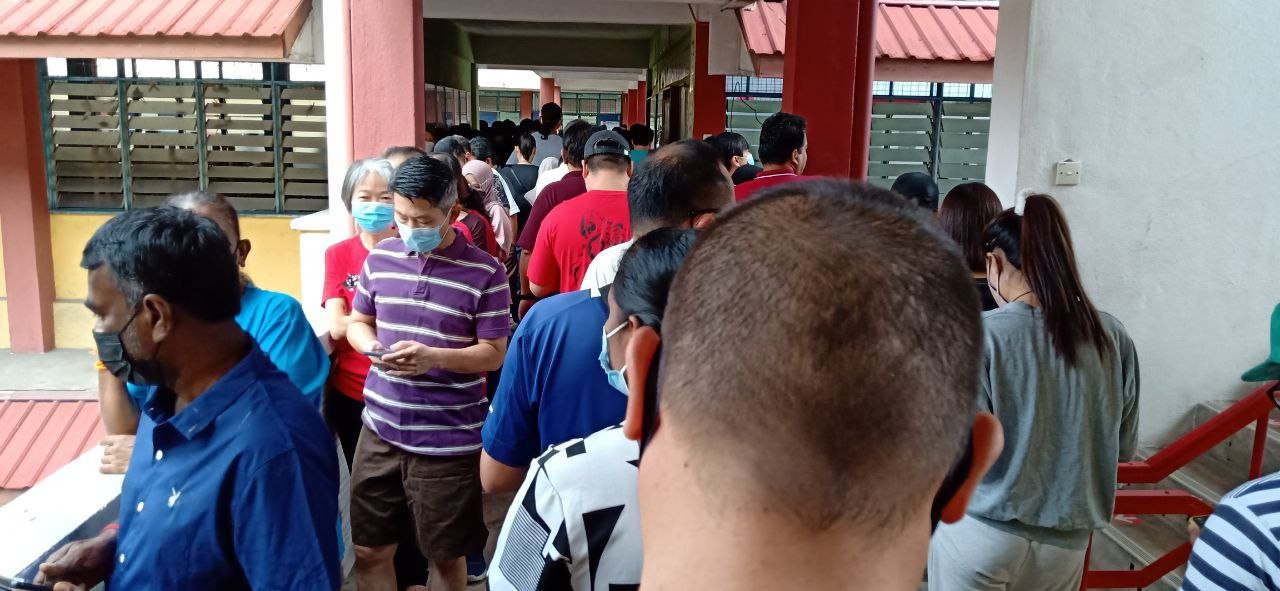 Voters lining up in close quarters, with no social distancing, in their respective streams at SK Danau Kota. – KHAW CHIA HUI/The Vibes pic, November 19, 2022