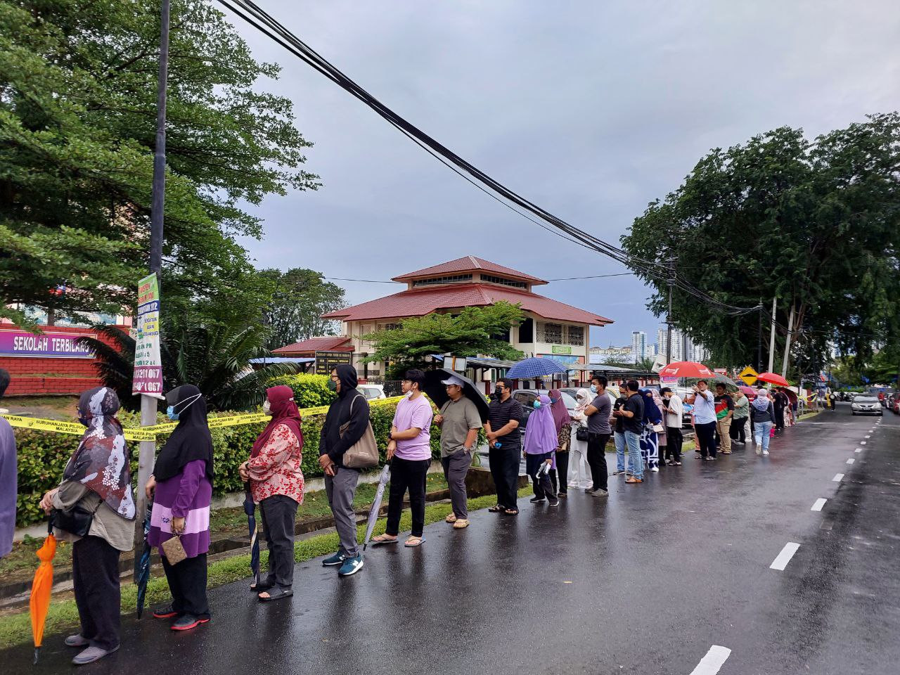 Voters begin queuing up as early as 7.30am at SMK Gombak Setia. The elderly, under the first and second streams were expedited to cast their ballots. – AZRIL ANNUAR/The Vibes pic, November 19, 2022