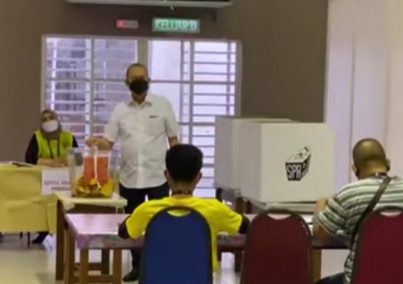 A voter casting his ballot paper in Sarikei polling station. – Pic courtesy of Gabungan Parti Sarawak Office, December 18, 2021