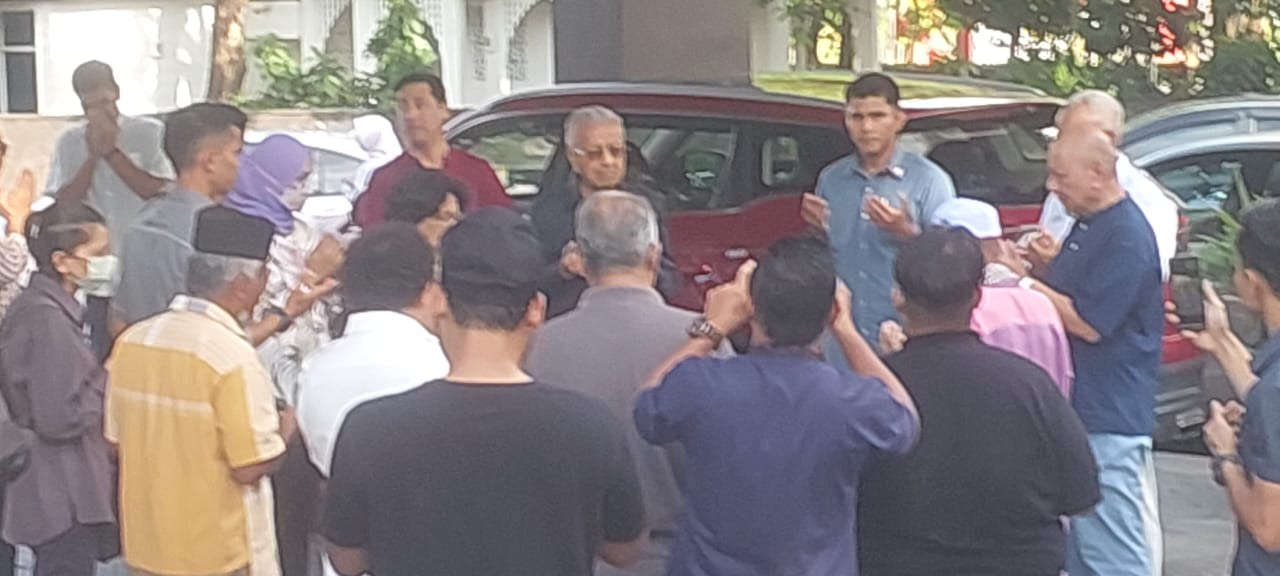 Pejuang chairman Tun Dr Mahathir Mohamad reciting a prayer with supporters and aides in Langkawi this morning. – IAN MCINTYRE/The Vibes pic, November 19, 2022