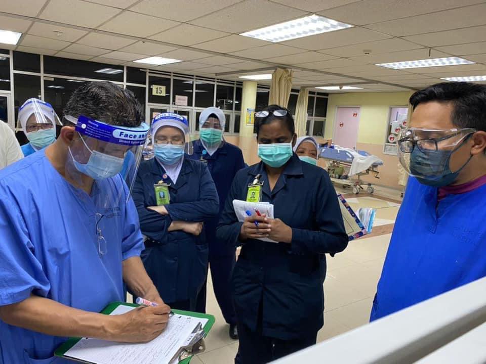 Frontliners at HKL preparing the placement to treat all the victims of the LRT crash last night. – Alzamani Mohammad Idrose Twitter pic, May 25, 2021
