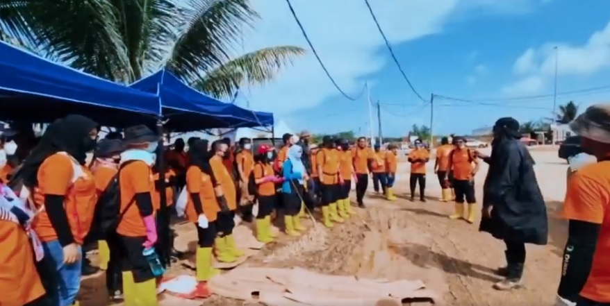 Datuk Ariff Farhan Doss says the idea for the programme came after HRD Corp took part in a flood aid distribution and clean-up effort around disaster-struck areas in Selangor and Pahang recently. – HRD Corp Facebook pic, January 9, 2022