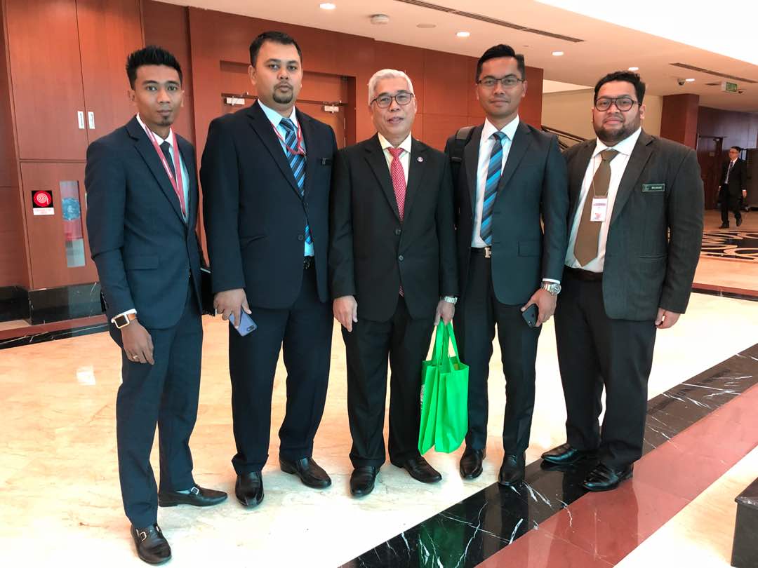 Pasir Gudang MP Hassan Abdul Karim (centre) says the prime minister will be seen as a leader who is afraid of his own shadow if he refuses to table a confidence vote when Parliament reconvenes. – Twitter pic, September 4, 2021