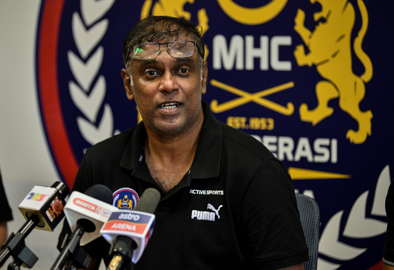 The head coach of the Malaysian national men’s hockey team, A. Arul Selvaraj, says he would not choose players merely based on skill, but qualities such as hard work and team ethic are also vital. – Bernama pic, December 13, 2022