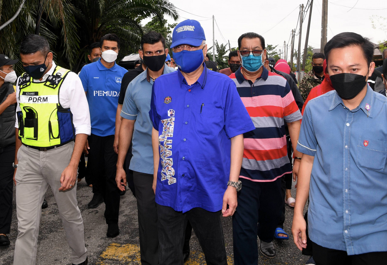 When Prime Minister Datuk Seri Ismail Sabri Yaakob (centre) told victims he would send rescue helicopters to flood areas, it was the Bangladeshi and Indonesian migrant workers, who were also flood victims, that risked their lives to save their neighbours. – Bernama pic, December 31, 2021