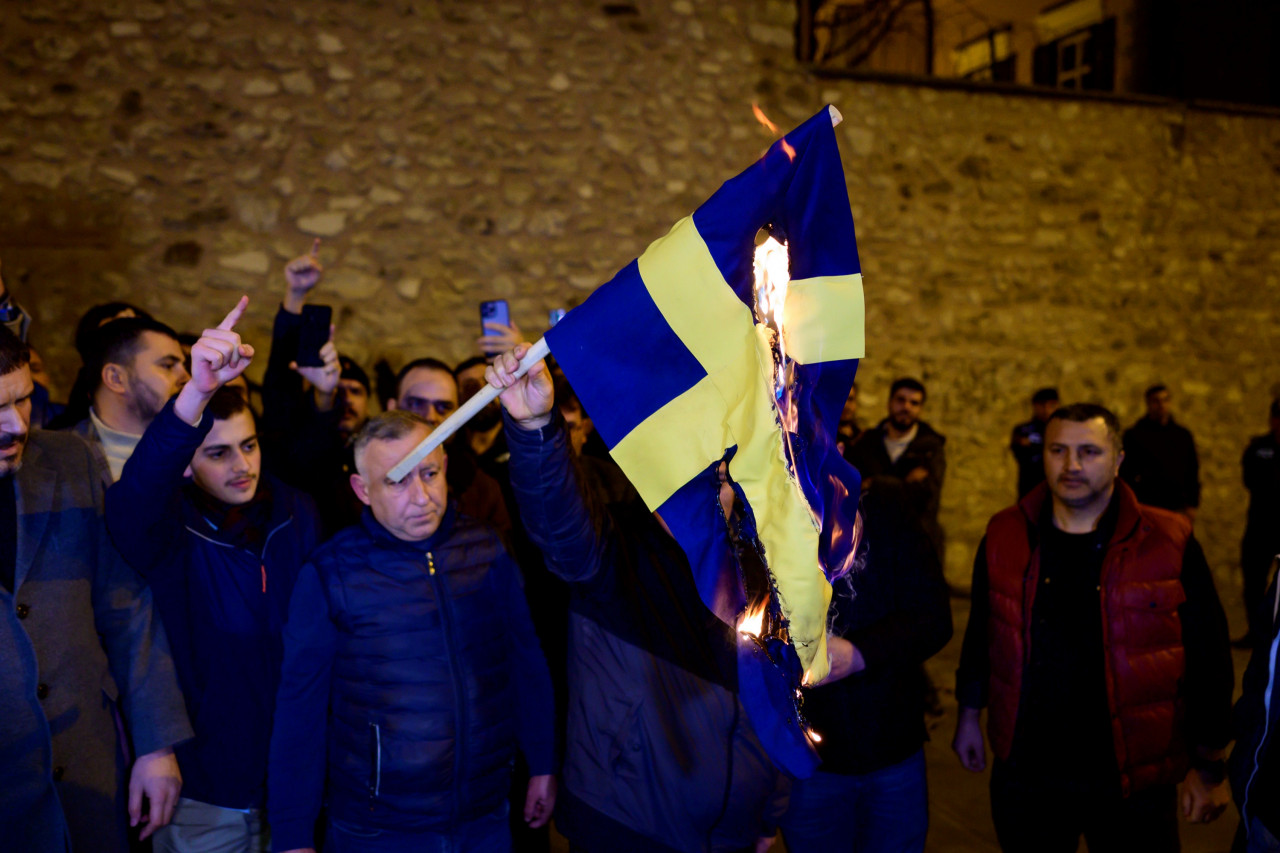 People in Instanbul burn the Swedish flag after Swedish-Danish extremist politician and leader of the Stram Kurs (Hard Line) party, Rasmus Paludan, triggered controversy after he burnt a copy of the Quran in Stockholm, Sweden, causing outcry and protests from all over the world. – AFP pic, January 27, 2023