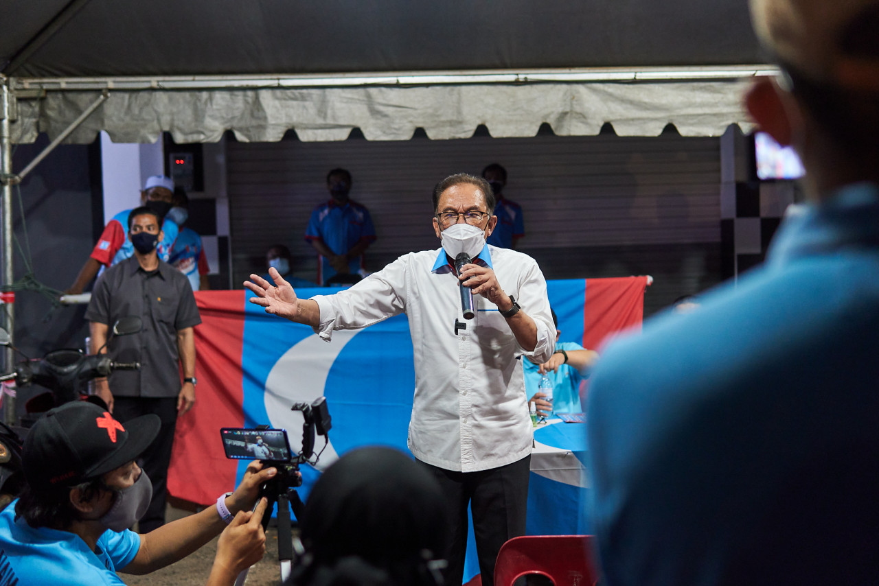 Azmi Hassan says Tan Sri Muhyiddin Yassin will need to square off with PKR president Datuk Seri Anwar Ibrahim to become the opposition leader and prime minister-designate. – The Vibes file pic, April 4, 2022