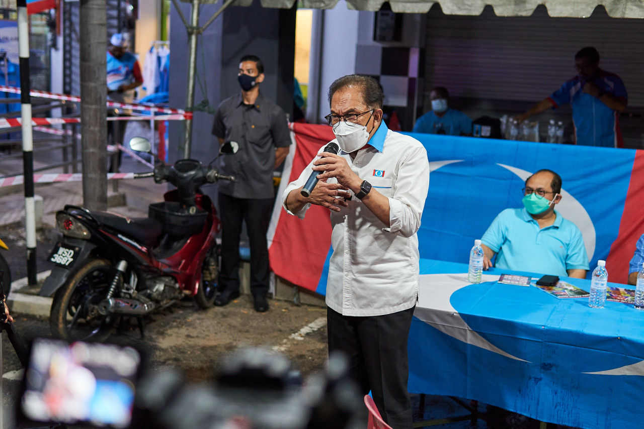PKR president Datuk Seri Anwar Ibrahim in his appearance in Gambir, Tangkak, makes a final war cry to listeners for a fresh start in Johor, which can begin by voting in Pakatan Harapan and PKR candidates to rule the state government. – EMMANUEL SANTA MARIA CHIN/The Vibes pic, March 3, 2022