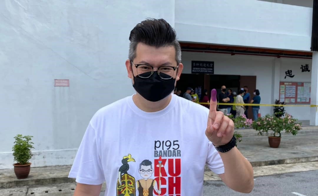 DAP’s Bandar Kuching candidate Kelvin Yii cast his vote at SJKC Stampin at 9am today. – JOSEPH MASILAMANY/The Vibes pic, November 19, 2022