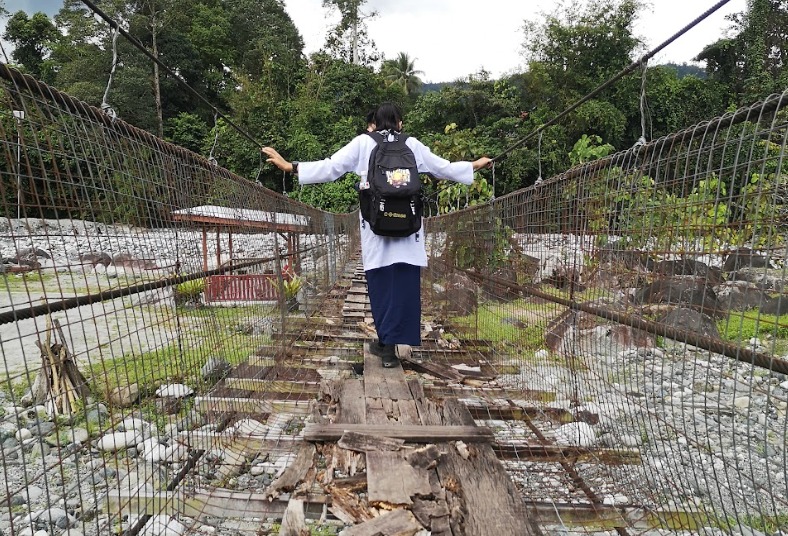A student uses a battered rope bridge to get to school in Kota Belud. The district is one of the 10 poorest in the country. – Pic courtesy of Hopes Malaysia, May 9, 2022