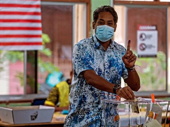 Barisan Nasional’s Khairy Jamaluddin casts his vote in Rembau where was previously MP for three terms. – Social media pic, November 19, 2022