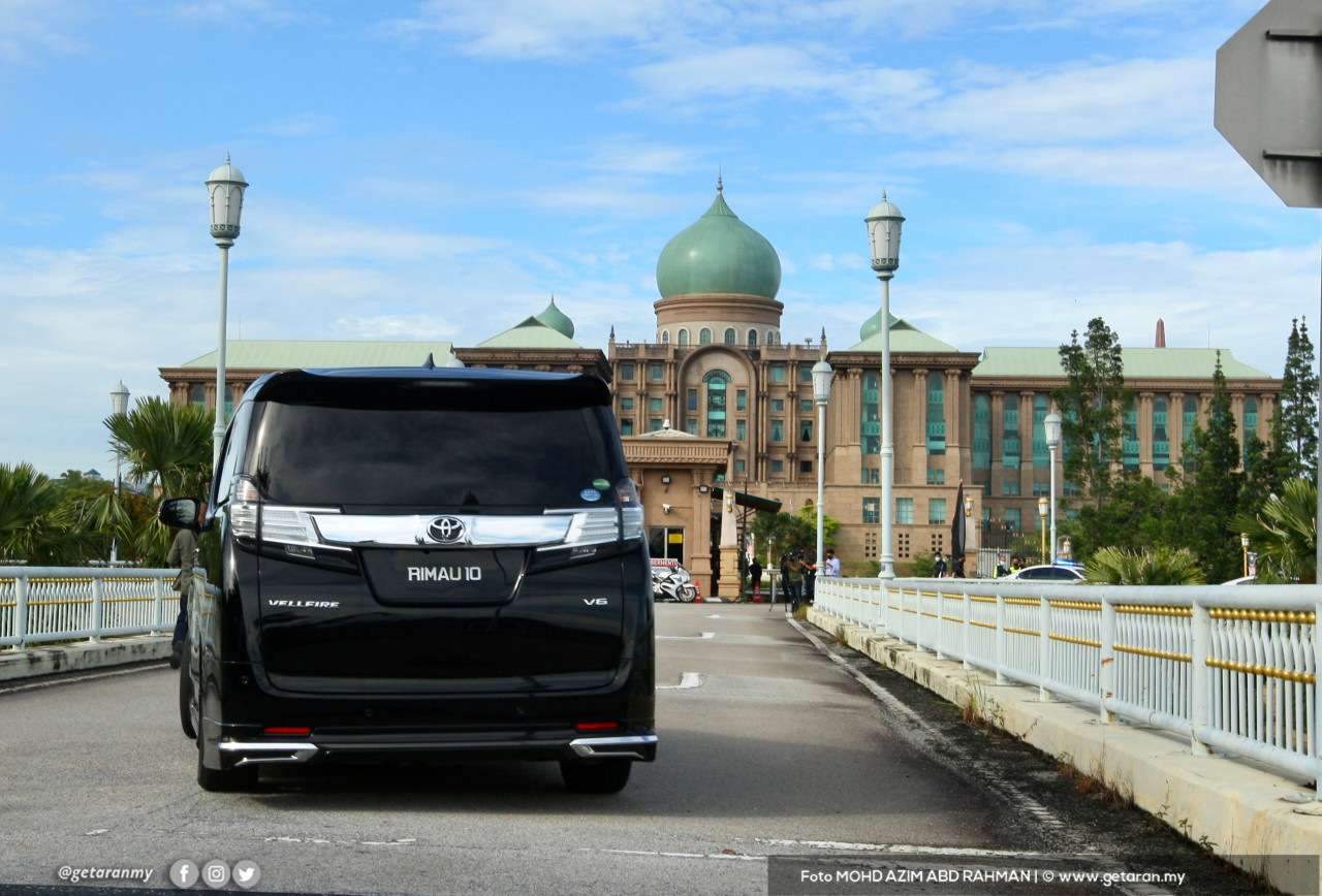 Science, Technology and Innovation Minister Khairy Jamaluddin’s car entering Perdana Putra for the special cabinet meeting. – MOHD AZIM ABD RAHMAN/Getaran pic, August 16, 2021
