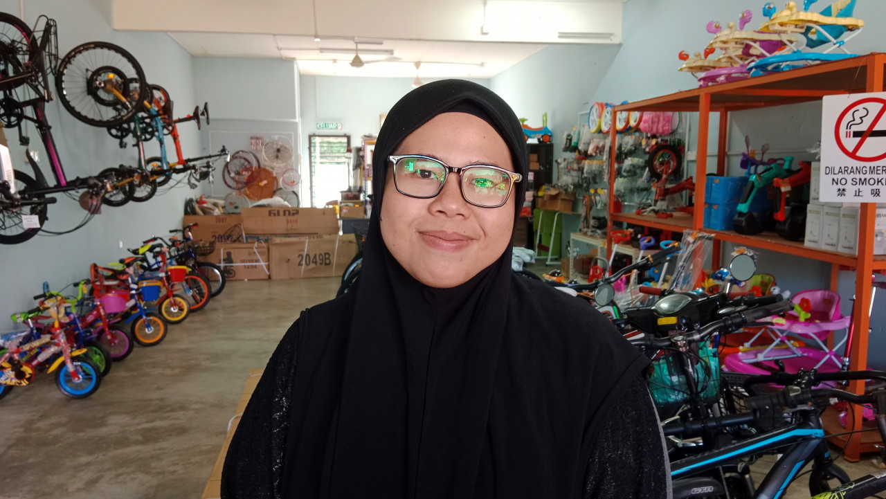 Bicycle shop trader Hanan Hafiza Mohd Azli says increased interest in cycling carries a positive impact on their business and on local residents’ health. – IZLAILY NURUL AIN HUSSEIN/The Vibes pic, June 1, 2022
