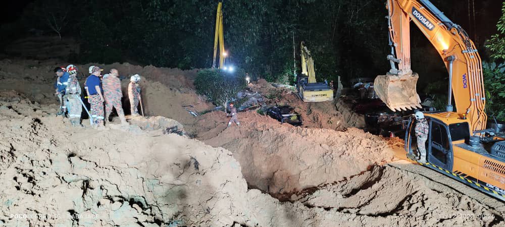 According to the Hulu Selangor police, the search-and-rescue operations for the remaining 12 landslide victims have been temporarily suspended due to rain last night and will resume at 8am today. – @selangor_bomba Twitter pic, December 17, 2022