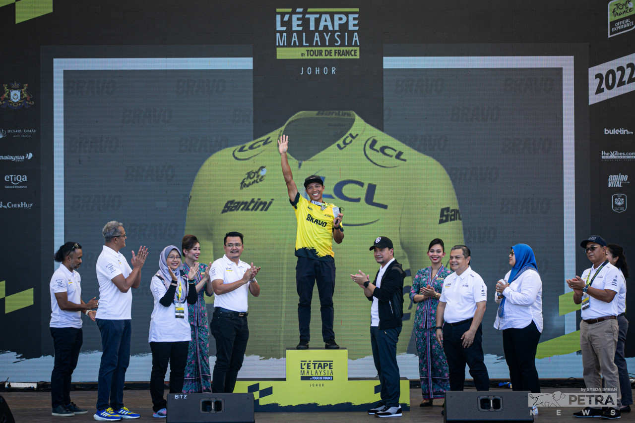 Muhammad Elmi Jumari takes home the yellow jersey as he finishes the race as the fastest in men’s individual, clocking 3 hours and 11 minutes. – SYEDA IMRAN/The Vibes pic, June 4, 2022